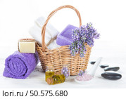 Wellness treatments with lavender flowers on wooden table. Spa still-life.. Wellness treatments with lavender flowers. Стоковое фото, агентство Ingram Publishing / Фотобанк Лори