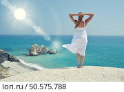Girl looking to the sea near Aphrodite birthplace, Cyprus. Стоковое фото, агентство Ingram Publishing / Фотобанк Лори