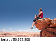 Young woman sitting on a rock in Arizona. USA. Стоковое фото, агентство Ingram Publishing / Фотобанк Лори