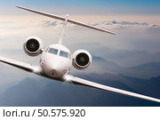 Airplane fly over clouds and Alps mountain on sunset. Front view of a big passenger or cargo aircraft, business jet, airline. Transportation and travel concept.. Airplane fly over clouds and Alps mountain on sunset. Front view of a big passenger or cargo aircraft, business jet, airline. Transportation, travel concept. Стоковое фото, агентство Ingram Publishing / Фотобанк Лори