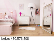 Bedroom interior of girl dancer with bed and mirror. Стоковое фото, агентство Ingram Publishing / Фотобанк Лори