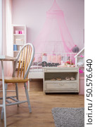 Room for ballet dancer with bed and commode. Стоковое фото, агентство Ingram Publishing / Фотобанк Лори