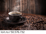 Coffee cup and beans on a wooden background. Стоковое фото, агентство Ingram Publishing / Фотобанк Лори