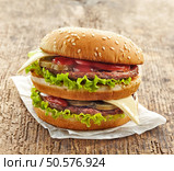 big hamburger on wooden table. Стоковое фото, агентство Ingram Publishing / Фотобанк Лори