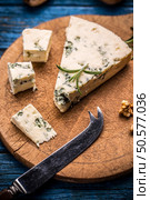 Cheese with mold on wooden cutting board. Стоковое фото, агентство Ingram Publishing / Фотобанк Лори