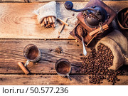 Smell of freshly grinded coffee. Стоковое фото, агентство Ingram Publishing / Фотобанк Лори