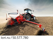 Farmer seeding crops at field. Стоковое фото, агентство Ingram Publishing / Фотобанк Лори