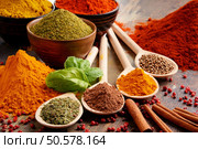 Variety of spices on kitchen table. Стоковое фото, агентство Ingram Publishing / Фотобанк Лори