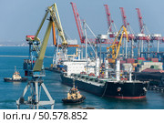 cargo ship and tug boat in port. Стоковое фото, агентство Ingram Publishing / Фотобанк Лори
