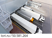 Big distribution warehouse with gates for loads and trucks. Стоковое фото, агентство Ingram Publishing / Фотобанк Лори