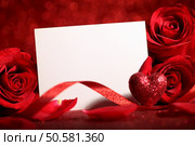 Valentine rose and blank card,Closeup. Стоковое фото, агентство Ingram Publishing / Фотобанк Лори
