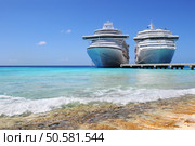Cruise ships docked in Caicos Island, West British Indies. Стоковое фото, агентство Ingram Publishing / Фотобанк Лори
