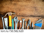 Top view of used barbecue utensils on rustic wood. . Стоковое фото, агентство Ingram Publishing / Фотобанк Лори