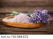 Wellness treatments with lavender flowers on wooden table. Spa still-life.. Wellness treatments with lavender flowers on wooden table. Стоковое фото, агентство Ingram Publishing / Фотобанк Лори