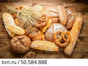 fresh bread  and wheat on the wooden. Стоковое фото, агентство Ingram Publishing / Фотобанк Лори