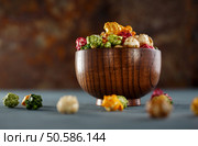 Colored popcorn in wooden bowl. Shallow DOF. Colored popcorn in wooden bowl. Стоковое фото, агентство Ingram Publishing / Фотобанк Лори