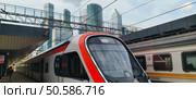 Новый поезд прибыл на платформу Кутузовская МЦД-4 с видом на высотки Москва-сити. Редакционное фото, фотограф Светлана Русских / Фотобанк Лори