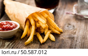 Frisch fritierte Pommes mit Ketchup auf Holz untergrund. Стоковое фото, агентство Ingram Publishing / Фотобанк Лори