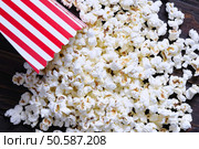 Freshly made popcorn on a wooden table. Стоковое фото, агентство Ingram Publishing / Фотобанк Лори