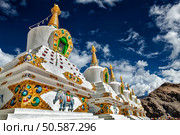 White chortens (Buddhist stupas) in Thiksey gompa. Ladakh, Jammu and Kashmir, India. White chortens stupas in Ladakh, India. Стоковое фото, агентство Ingram Publishing / Фотобанк Лори