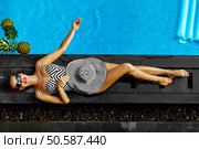Woman Summer Fashion. Happy Sexy Smiling Girl With Fit Body, Long Legs, Healthy Skin In Bikini, Sun Hat, Sunglasses Sunbathing By Swimming Pool On Travel Holidays Vacation. Beauty, Wellness, Lifestyle. Стоковое фото, агентство Ingram Publishing / Фотобанк Лори