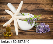 Wellness treatments with lavender flowers on wooden table. Spa still-life.. Wellness treatments with lavender flowers. Стоковое фото, агентство Ingram Publishing / Фотобанк Лори