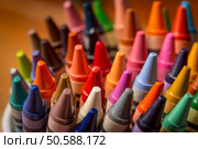 Crayons in a white mug sitting on a wooden desk. Стоковое фото, агентство Ingram Publishing / Фотобанк Лори