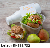 Lunch box with burgers, pears and yogurt. Selective focus. Стоковое фото, агентство Ingram Publishing / Фотобанк Лори