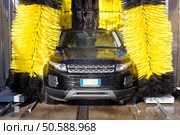 Automobile through a car wash machine. Стоковое фото, агентство Ingram Publishing / Фотобанк Лори