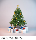 Dekorierter Christbaum, Weihnachtsbaum und Geschenken. Стоковое фото, агентство Ingram Publishing / Фотобанк Лори