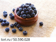 Fresh blueberries in clay bowl on sacking  background. Стоковое фото, агентство Ingram Publishing / Фотобанк Лори