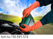 Engine_oil_lubricant_motor_vehicle_technical_services. Стоковое фото, агентство Ingram Publishing / Фотобанк Лори