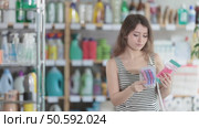 Girl view trademark sign on label, pick eco friendly razor. Стоковое видео, видеограф Яков Филимонов / Фотобанк Лори