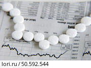 Row of aspirin peaked like daily graph of stock market. Стоковое фото, агентство Ingram Publishing / Фотобанк Лори