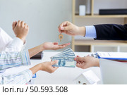 Real estate agent giving keys to couple of customers. Trading house for rent and insurance. Стоковое фото, агентство Ingram Publishing / Фотобанк Лори