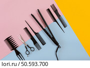 Various hair styling devices on the color blue, yellow, pink paper background, top view. Copy space. Still life. Mock-up. Flat lay. Various hair styling devices on the color blue, yellow, pink paper background, top view. Стоковое фото, агентство Ingram Publishing / Фотобанк Лори