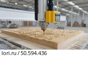 Cnc machine engraving intricate floral pattern on wooden plank. Стоковое AI-видео, аниматор Юрий Поздников / Фотобанк Лори