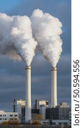 Industrial chimneys releasing white smoke against blue sky. Стоковое AI-видео, аниматор Юрий Поздников / Фотобанк Лори