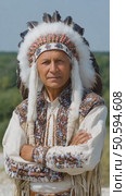 Native american chief with crossed arms in traditional headdress. Стоковое AI-видео, аниматор Юрий Поздников / Фотобанк Лори