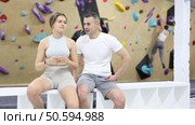 Girl gym coach and teen client standing in fitness room discussing possible options climbing. Стоковое видео, видеограф Яков Филимонов / Фотобанк Лори