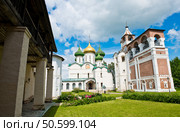 Спасо-Преображенский собор и звонница в солнечный день летом. Спасо-Евфимиев монастырь. Город Суздаль. Золотое Кольцо. Россия. Редакционное фото, фотограф E. O. / Фотобанк Лори