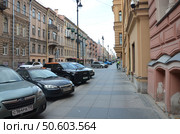 Улица Рубинштейна с припаркованными автомобилями в историческом центре города в Санкт-Петербурге. Редакционное фото, фотограф Сергеев Валерий / Фотобанк Лори