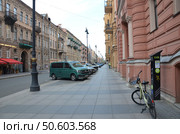 Улица Рубинштейна с припаркованными автомобилями в историческом центре города в Санкт-Петербурге. Редакционное фото, фотограф Сергеев Валерий / Фотобанк Лори