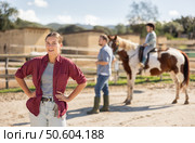 Young woman posing in horse pen. Стоковое фото, фотограф Яков Филимонов / Фотобанк Лори