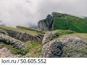 Горный хребет с зелеными склонами и впечатляющими скалами, возвышающимися над облаками в унылый летний день. Природный парк «Большой Тхач» Стоковое фото, фотограф Wonderful nature / Фотобанк Лори