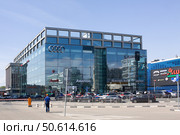 Автосалон "Авилон Легенда" на Автозаводской улице в Москве (2021 год). Редакционное фото, фотограф Солодовникова Елена / Фотобанк Лори