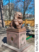 Лев. Гранитная скульптура у лестицы буддийского храма. Дацан Гунзэчойнэй. Санкт-Петербург. Редакционное фото, фотограф Александр Щепин / Фотобанк Лори