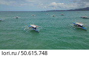 Traditional Philippines boats in sea. Стоковое видео, видеограф Михаил Коханчиков / Фотобанк Лори