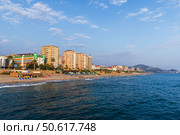 Picturesque Mediterranean beach featuring clear blue waters. Mahmutlar, Turkey (2024 год). Редакционное фото, фотограф EugeneSergeev / Фотобанк Лори