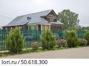 Дом причта в Богоявленском монастыре. Город Углич, Ярославская область. Золотое кольцо России (2024 год). Стоковое фото, фотограф Елена Коромыслова / Фотобанк Лори